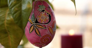 Yetenekli sanatçılar, Pysanka yumurtası üzerinde canlı nokta sanatıyla el yapımı Paskalya süslemeleri yapıyorlar. Paskalya kutlamalarına cazibe katan karmaşık tasarımları keşfedin..