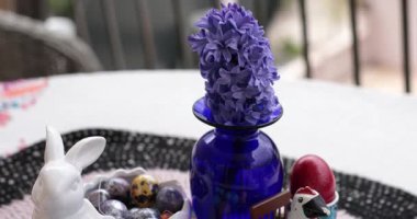 Çarpıcı bir Paskalya yumurtası yapmanın eğlencesini keşfedin. Canlı renkler ve Paskalya kutlamalarına neşe katan karmaşık tasarımlar. Bahar, tavşan şeklindeki kaseyle hayat devam ediyor.