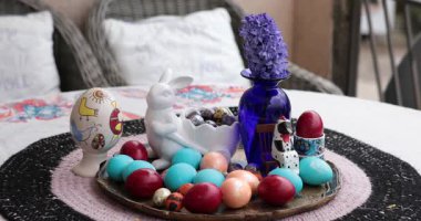 Renkli el yapımı Paskalya yumurtaları bayram kutlaması için çok güzel bir süs..