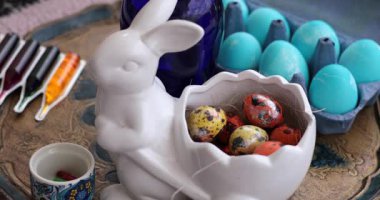 Canlı boyanmış Paskalya yumurtaları tavşan şeklinde bir kasede düzenlenirken renkli bir deneyim bekliyor..