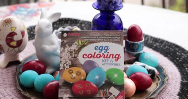 Yumurta boyama sürecinin çeşitli adımlarını takip ederek güzel Paskalya yumurtaları oluşturun. Canlı renklerin Paskalya 'nın neşesini kutlamak için nasıl bir araya geldiğini görüyor musun?.