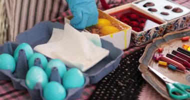 Canlı Paskalya yumurtalarının çeşitli tekniklerle süslendiği yumurta boyama sürecinin tadını çıkarın..