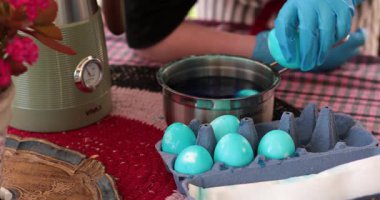 Bu ilham verici aktivitede güzel paskalya yumurtalarının nasıl boyanacağını öğren. Canlı renklerin karıştırılıp yumurtalara uygulanmasını ve yumurta boyama tekniklerinin çeşitli adımlarını göstermesini izleyin..