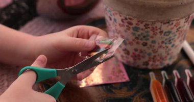 Yumurta boyama sürecinde çocuklar paskalya yumurtalarını süslemek için çıkartma kullanır. Kutlamaya neşe katan ve yaratıcılığı teşvik eden bu eğlenceli aktiviteyi öğrenin..