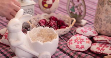 Kırmızı renkli ve tasarımlı Paskalya yumurtaları. Paskalya kutlamaları için güzel dekore edilmiş yumurtaların yer aldığı yaratıcı Paskalya gösterisi..