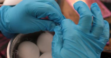 Yumurta boyama süreci, Paskalya yumurtalarını yenilikçi teknikler ve şenlikli kutlamalar için canlı tasarımlarla renklendirmeye yaratıcı bir yaklaşım sunuyor..