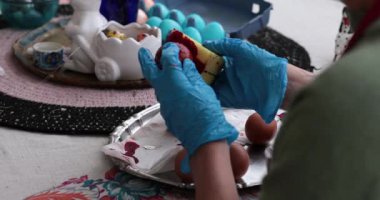 Paskalya yumurtası boyası, kırmızı boyalar ve sanatsal becerilerin yumurtaları canlandırdığı, kutlamanın herkes için daha canlı ve eğlenceli hale getirildiği yer..