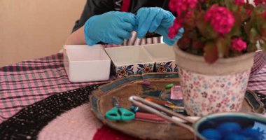 Şaşırtıcı Paskalya yumurtaları yaratmak için farklı canlı boyalar uygulanırken yumurta boyama sürecinin heyecan verici adımlarını keşfedin. Heyecan verici teknikler ve araçlar gösterildi.