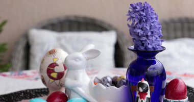 Paskalya yumurtalarının renkli gösterimi durgun bir yaşam düzeniyle ele geçirildi. Yumurta boyama sürecinin adımlarına dikkat edin. Canlı renkler her yumurtayı canlandırır. Paskalya kutlamaları için mükemmeldir..