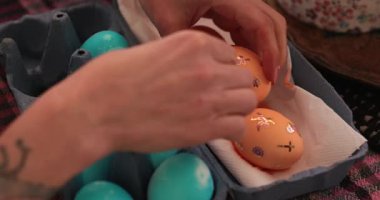 Yumurta boyama sürecinin bu aşamasında Paskalya yumurtalarını eğlenceli çıkartmalarla süslemek için yaratıcı yöntemler keşfedin. Mavi turuncu yumurtalar Paskalya kutlamalarında şenlik ruhunu güçlendirir..