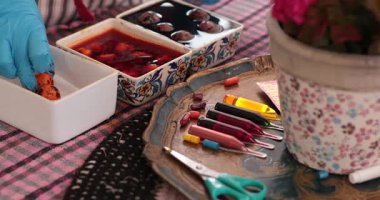 Yumurta boyama işleminin basamaklarını renkli Paskalya yumurtaları üretmek için farklı teknikler olarak keşfedin. Festival dekorasyonu için araç ve renklerin karışmasını izle.