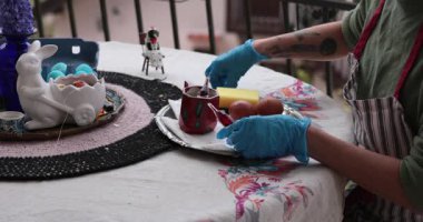 Çeşitli teknikler ve yaratıcı tasarımlarla dolu canlı bir Paskalya yumurtası resim seansının tadını çıkarın. Ellerini dikkatlice renklendir ve yumurtaları ailenle sıcak bir ortamda dönüştür..