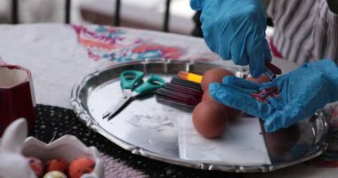 Paskalya yumurtalarında canlı renkler canlandıkça yumurta boyama sürecini keşfedin. Paskalya kutlamalarında yaratıcılık ve neşeyle dolu bu şenlikli etkinliğe katılın..