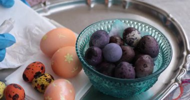 Yumurta boyama süreci açılırken Paskalya yumurtalarının renkli dünyasını keşfedin, farklı teknikler ve bu şenlikli kutlamaya neşe katan çarpıcı tasarımlar sergileyin..