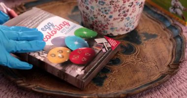 Paskalya yumurtası resminin renkli dünyasını keşfedin, süreç ilerledikçe, canlı renkler ve her yumurtayı canlandıran dekoratif tasarımlarla.