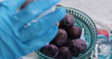 İnci, yumurta boyama sürecinin basamaklarını canlı Paskalya yumurtaları gibi boyamayı bitir. El sanatları deneyimi boyunca saklı Paskalya yumurtalarının tadını çıkar..