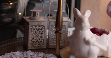 Ev dekorasyonunuzu geliştirmek için Paskalya süslemelerini kullanarak güzel bir Paskalya görüntüsü yaratmanın yollarını araştırın. Konuksever bir atmosfer için şenlikli eşyalar düzenleme tavsiyelerini takip edin..