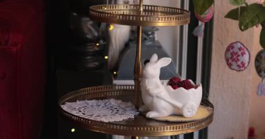 Sıcak Paskalya dekorasyonlarıyla mekanınızı genişletmenin yaratıcı yollarını araştırın. Bu rehber, ev dekorasyonuna şenlik cazibesi getiren eşsiz tepsi dekorasyon tekniklerini içeriyor. Tatil için mükemmel..