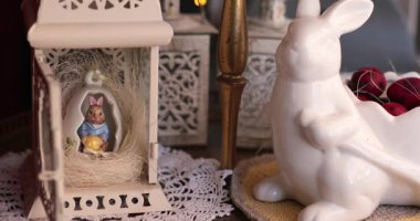 Paskalya süslemeleri için eski bir fenerin içine yuva yapmayı öğren. Bu yaratıcı görünüş Paskalya 'daki ev dekoruna büyüleyici bir dokunuş katıyor ve neşeli atmosferini güçlendiriyor..