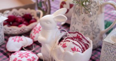 Paskalya süsleri için ev dekorasyonunuzu geliştirecek Paskalya süsleri içeren büyüleyici fikirler keşfedin. Hiç zorlanmadan nasıl neşeli bir dokunuş ekleneceğini keşfet..