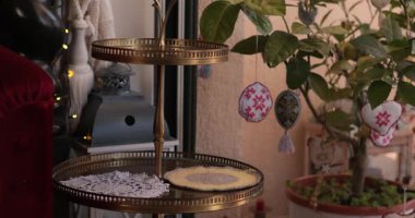 Paskalya için büyüleyici bir tepsi süsleyin. Evinize sıcak bir Paskalya atmosferi getirecek yaratıcı fikirlerle. Bahar kutlamalarının havasını renkli aksanlar ve hoş dokunuşlarla belirleyin..