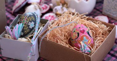 Kutuların içine elle boyanmış Paskalya yumurtaları. Paskalya evi dekorasyonu. Özenle tasarlanmış piranka yumurtaları. Sezonu şık ve sıcak bir şekilde kutlamak için mükemmel..
