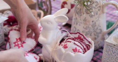 Eşsiz kalp şekilli Paskalya süslemeleriyle ev dekorasyonu. Şenlik düzenine bu hoş dekorasyonları da ekle..