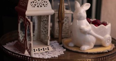 Paskalya süslemelerini geliştirmek için eski bir fenerin içine yerleştirilmiş güzel bir yuva izleyin. Bu büyüleyici ev dekorasyonu fikri kutlamalarınız için mükemmel..