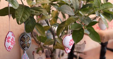 Paskalya yumurtaları canlı bir Paskalya ağacına asılır. Her biri baharın renklerini yansıtır. Bu büyüleyici düzen, Paskalya kutlamaları sırasında eve sıcaklık katarak neşeli bir atmosfer yaratıyor..