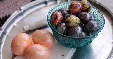 İnci süslemeli Paskalya yumurtaları ve bıldırcın yumurtaları renkli desenler içeren antika bir kasede sergilenir. Bu düzenleme her Paskalya kutlamasına eşsiz sanatsal yeteneğiyle cazibe katar..