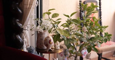 Hoş geldin oturma odasında, bahar evi dekorasyonu neşeli Paskalya dekorasyonlarıyla mekanı aydınlatır..