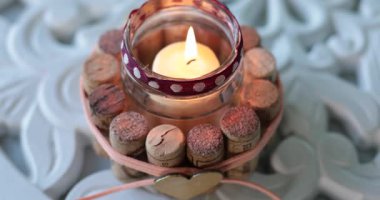 Geri dönüşümlü malzemelerle yapılmış eşsiz bir mantar tutacağında mum. Easy DIY projesi, el yapımı hediyeler için kişisel dokunuşlarla eğlenceli fikirler sunuyor. Her durum için mükemmel. Odaklanma bulanıklaşır