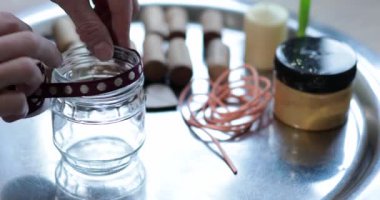Bu hızlı DIY hediye projesinde mantar kullanarak eşsiz mum tutacağı yapmayı öğrenin. Güzel bir dekor oluştur ve kendi alanınızı el sanatlarıyla kişiselleştirin.