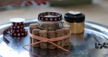Mantar gibi geri dönüşümlü materyalleri kullanarak göz kamaştırıcı bir mum tutucu yaratmayı keşfet. DIY hediyeleri için mükemmel, bu proje yaratıcılık ve sürdürülebilirlik sunuyor.