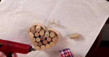 Basit mantarların sevimli bir kalp şeklindeki DIY hediyesine dönüşmesini izleyin, her zanaatkar için mükemmel. Asgari malzeme ve zamanla unutulmaz bir hatıra oluştur.