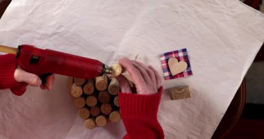 Bu DIY projesinde mantarlı yaratıcı zanaatkarlığı araştırın. Sevgililer Günü için kalp şeklinde bir hediye yap. Erzakları toplayın ve güzel bir hediye yaratmak için kolay adımları izleyin..