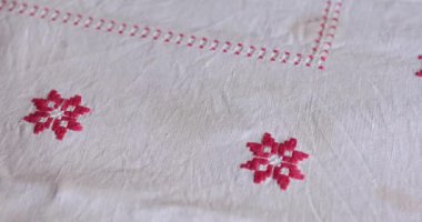 Cottagecore estetiği, karmaşık nakış ve halk motifleri içeren klasik masa örtüsüyle canlanıyor. Kirli lekeleri olan eski kumaşlar. Herhangi bir kırsal ayarı geliştiren masa örtüsü kırsal biçimi.