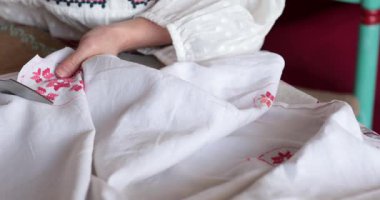 İşlemeli desenleri keserek huzurlu anlar yaşayın. Cottagecore ve vintage estetiği, yaratıcılık ve geleneklerle dolu, rahat bir kırsal alanda sergileyin. Makasla kesilen eller.