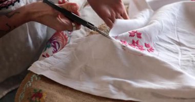 İşlemeli deseni klasik tarzda kesmeyi öğren. Bu yaratıcı süreçte eşsiz nakış teknikleri ve Cottagecore estetiğinden esinlenen geleneksel halk motifleri sergilenmektedir..