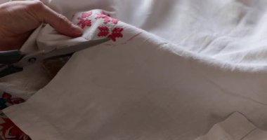 Kesik işlemeli desenli, Cottagecore esanslı bir el işi eğlencesi. Geleneksel halk motifleri yetenekli ellerde ortaya çıkar, sakin kırsal bir ortamda klasik cazibeyi canlandırır..