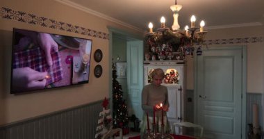 Basit ve zarif Noel ev dekorasyonu fikirlerinden ilham alın. Dekorasyonda, yaratıcılık odayı doldururken şenlikli bir ruh ve şenlikli süslemeler yer alıyor. Noel mutfağının içi