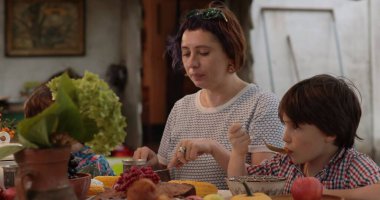 Aile üyeleri güzel bir Şükran Günü yemeği için güzel bir sofrada toplandılar. Geleneksel yemekler, kahkahalar ve şükran duygusunu somutlaştıran samimi sohbetler..