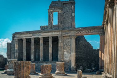 İtalya 'nın Pompeii kentindeki antik Roma tapınağının kalıntılarını tasvir etmek, tarihi sütunları ve mimariyi parlak mavi gökyüzüne karşı sergilemek, kültürel mirasını ve tarihsel önemini yansıtmaktadır..