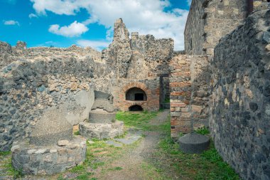 İtalya 'nın Pompeii kentindeki bir Roma fırınının tarihi kalıntıları, taş değirmen taşları ve tuğla fırınları sergiliyor. Site, Campania 'nın efsanevi bölgesindeki günlük hayata bir bakış sunuyor..