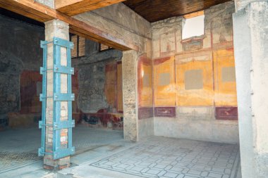 Pompeii, İtalya 'da korunmuş freskleri ve mozaikleri olan tarihi bir yapının iç görünümü. Antik Roma mimari detayları ve restorasyon çabaları, klasik antik çağın özünü yakalıyor.