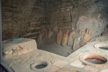 İtalya 'nın Pompeii kentinde bulunan Roma termal banyosunun kalıntılarını ve amforalarını sergileyen antik bir depo..