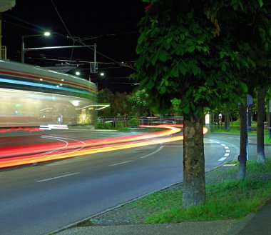 Gece eski kasaba tramvay ve araba trafiğini bulanıklaştırdı