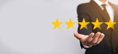 Adam akıllı telefonu elinde tutuyor ve şirket konseptini mavi zemin üzerinde yükseltmek için pozitif not, ikon beş yıldız sembolü veriyor. Müşteri hizmetleri deneyimi ve iş memnuniyeti anketi