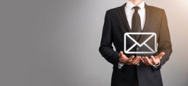 Erkek el ele tutuşan mektup simgesi, e- posta simgeleri. Haber bülteni e- postası ile bizimle iletişime geçin ve kişisel bilgilerinizi spam postasından koruyun. Müşteri hizmetleri çağrı merkezi bizimle bağlantı kurar. E- posta pazarlama ve haber bülteni.