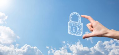 Erkek el kilit ikonunu tutuyor. Siber güvenlik ağı. İnternet teknolojisi ağı. Tabletteki veri kişisel bilgilerinin korunması. Veri koruma gizlilik kavramı. GDPR. AB. Banner.